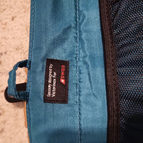 Victronix for Swiss Set of 2 Wallet Size Toiletry Cases - Picture 8 of 9